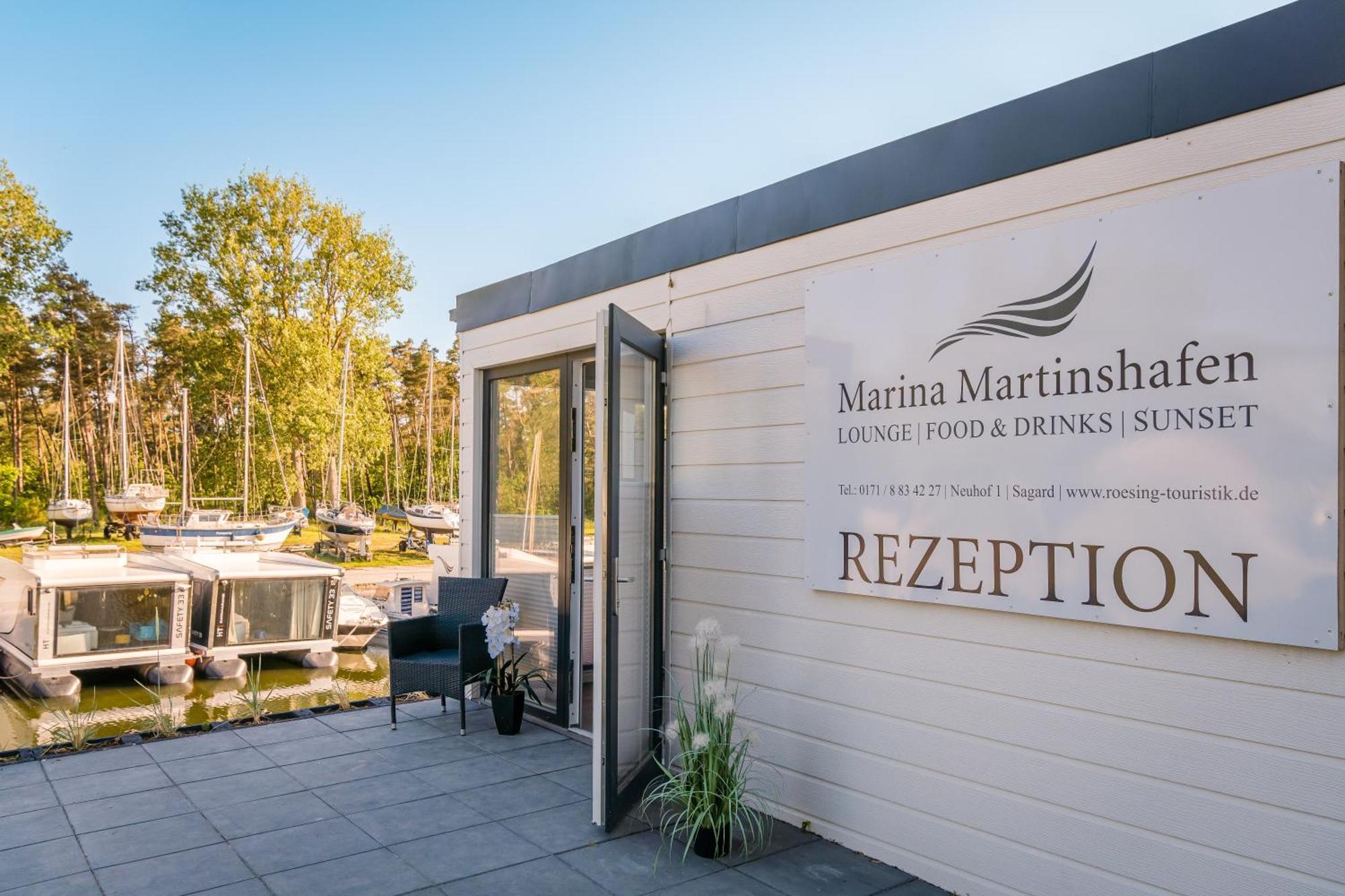 Marina Martinshafen - Lotsenhaus Hotel Neuhof  Exterior photo